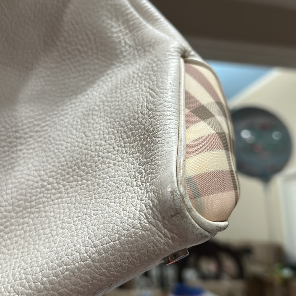 Elegant Burberry White Leather Tote Bag - Picture 16 of 16